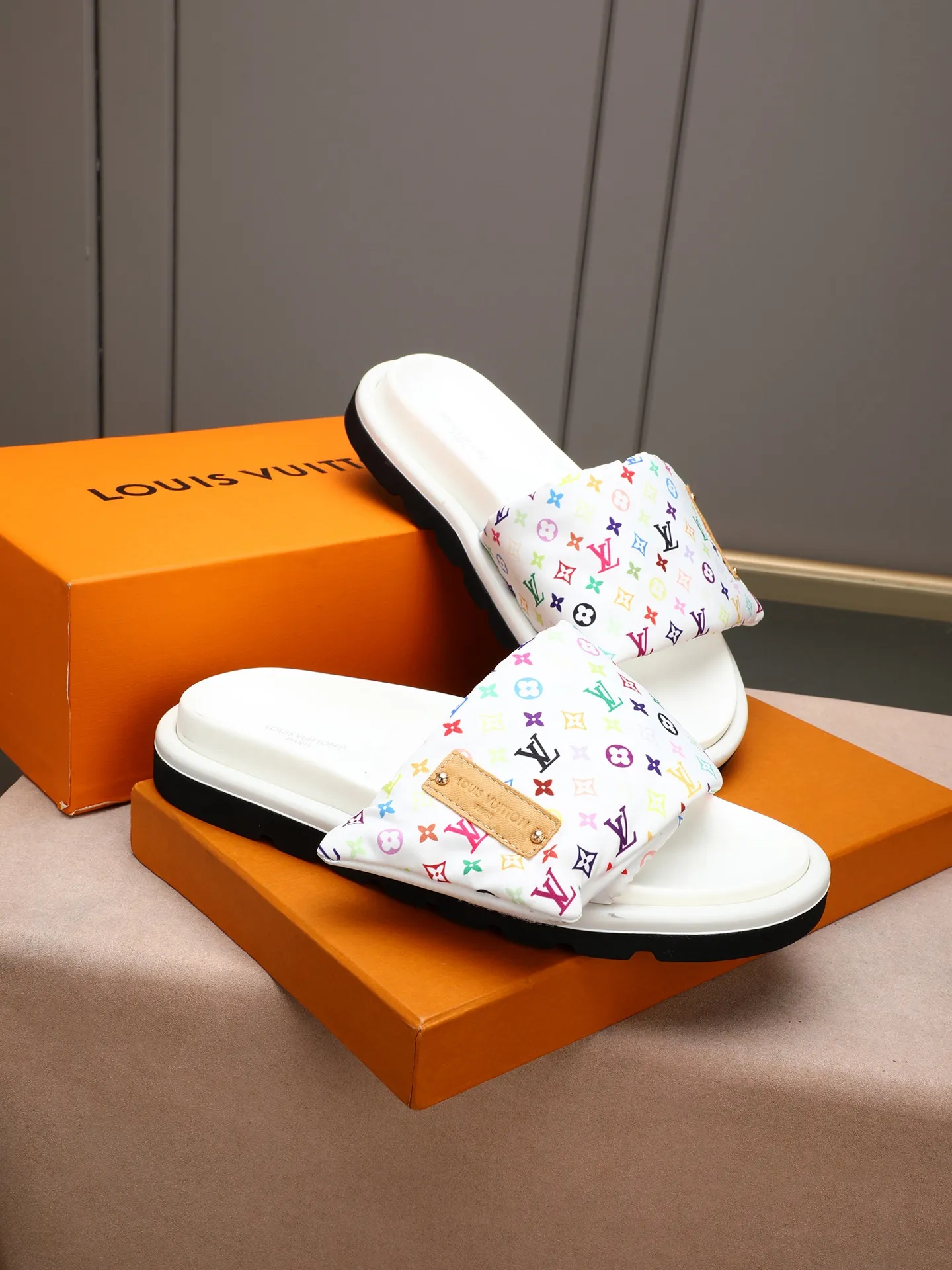 PP360 [LOUIS VUITTON] Louis Vuitton, LV printing, men's and women's slippers are on the market. The drawer box packaging comes with a cloth bag and a card. The upper pattern looks very soft and waxy, and it is a super versatile leg slimming tool. Fabric: imported denim/canvas/old fabric, LV hardware LOGO, official website pattern printing, comfortable to wear, feet: high-elastic PU water table. Sole: foam sole, heel height: about 5cm. Code number: 35-46, 35, 45, 46 are custom-made and non-returnable. Color: multiple colors and styles available.